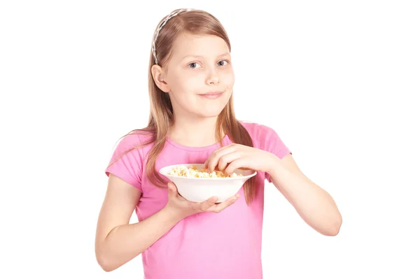 Ritratto di bambina con popcorn su bianco — Foto Stock