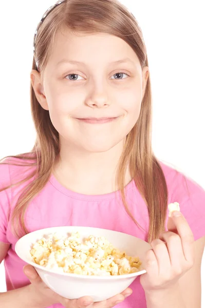Patlamış mısır beyaz üzerine küçük bir kız portresi — Stok fotoğraf
