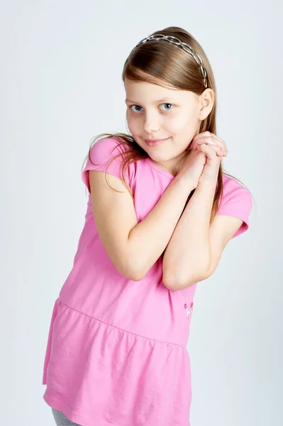 Lustiges Porträt eines entzückenden kleinen Mädchens — Stockfoto