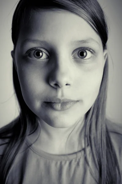 Divertente ritratto di una adorabile bambina — Foto Stock