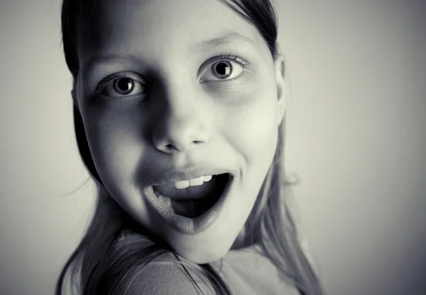 Leuke portret van een schattig klein meisje — Stockfoto