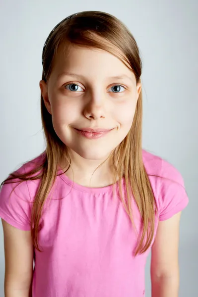 Lustiges Porträt eines entzückenden kleinen Mädchens — Stockfoto