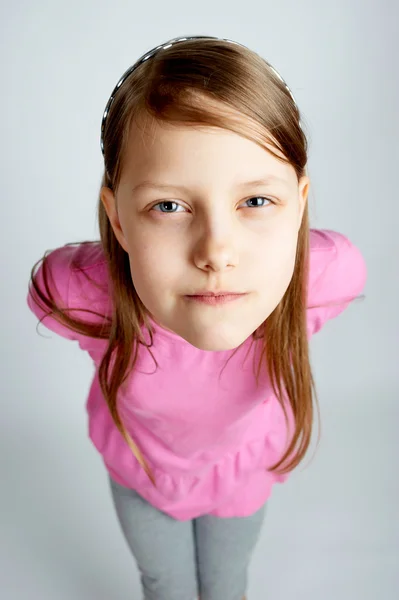 Morsomt portrett av en skjønn liten jente – stockfoto