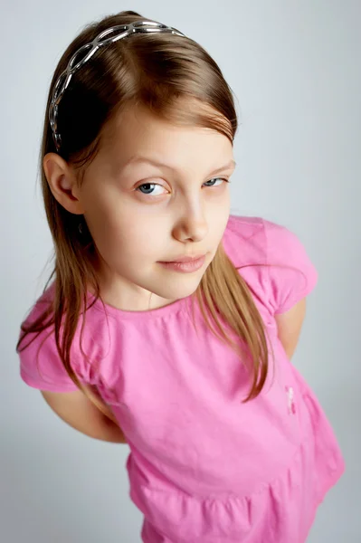 Divertente ritratto di una adorabile bambina — Foto Stock