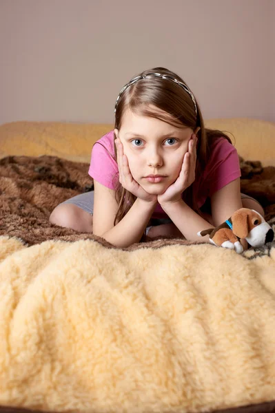 Portret van een klein meisje in bed — Stockfoto