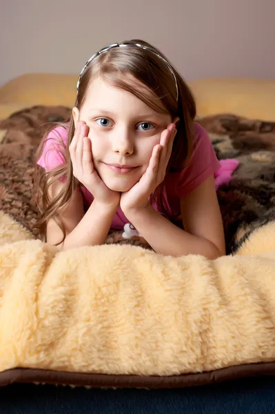 Portrait d'une petite fille au lit — Photo