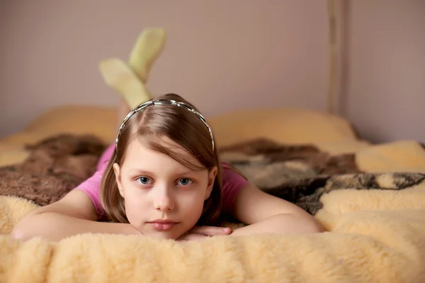Portrett av en liten jente i sengen – stockfoto
