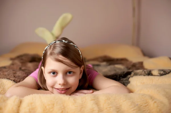 Küçük bir kız yatakta portresi — Stok fotoğraf