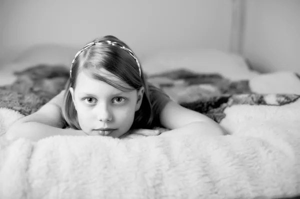 ベッドの中で少女の肖像画 — ストック写真