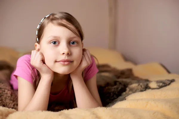 Porträt eines kleinen Mädchens im Bett — Stockfoto
