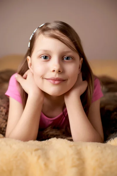 Küçük bir kız yatakta portresi — Stok fotoğraf