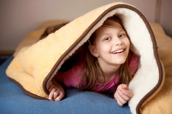 Porträt eines kleinen Mädchens im Bett — Stockfoto