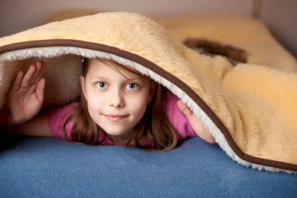 Портрет маленькой девочки в постели — стоковое фото