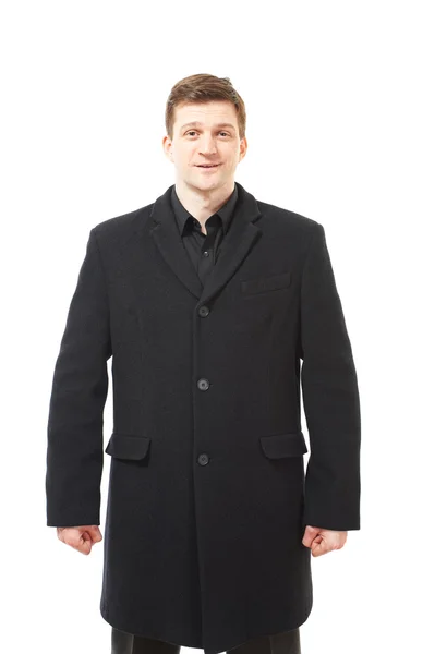 Attraente giovane uomo in cappotto nero su bianco — Foto Stock