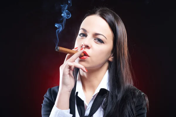 Elegante giovane donna con sigaro — Foto Stock