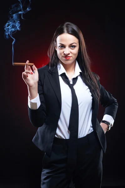 Elegante jonge vrouw met sigaar — Stockfoto
