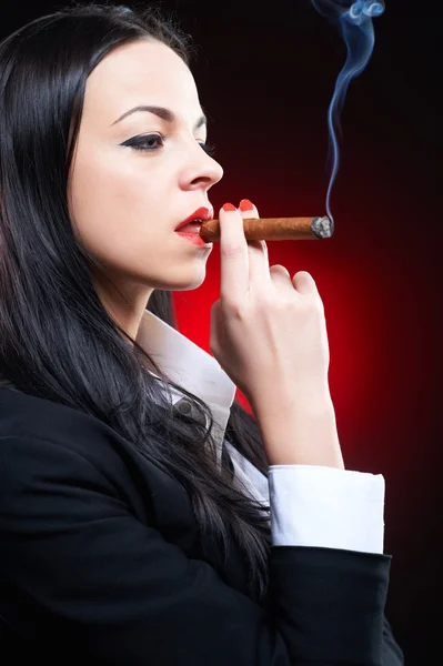 Élégante jeune femme avec cigare — Photo
