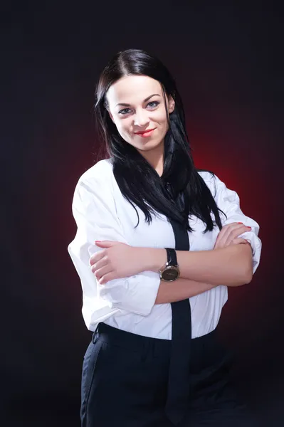 Elegante jonge vrouw in wit overhemd met zwarte stropdas — Stockfoto