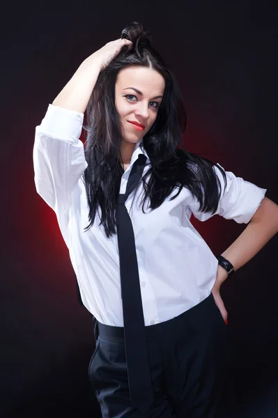 Elegante junge Frau im weißen Hemd mit schwarzer Krawatte — Stockfoto