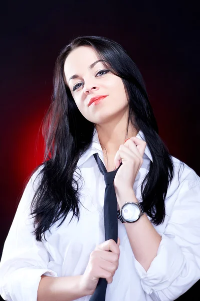 Jovem mulher elegante em camisa branca com gravata preta — Fotografia de Stock