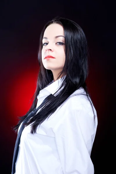 Jovem mulher elegante em camisa branca com gravata preta — Fotografia de Stock