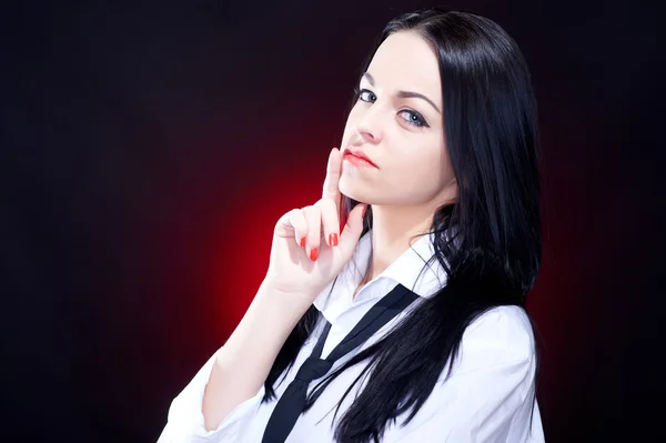 Elegante giovane donna in camicia bianca con cravatta nera — Foto Stock