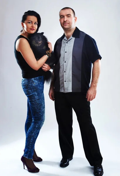 Retrato de hombre y mujer con un pequeño perro negro —  Fotos de Stock