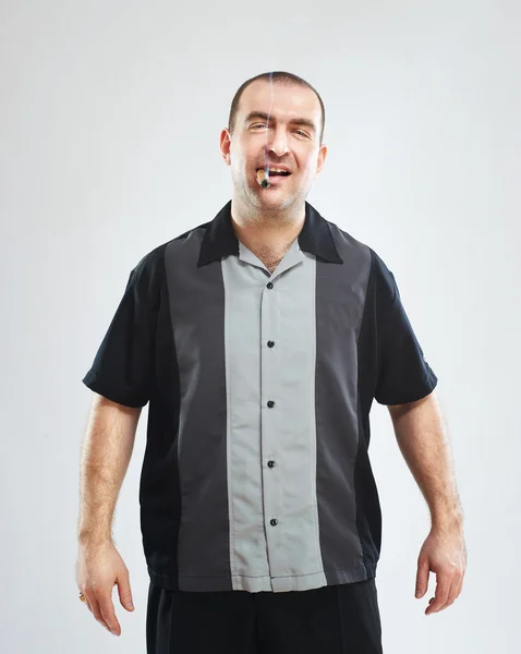 深刻な喫煙のタフな男の肖像 — ストック写真