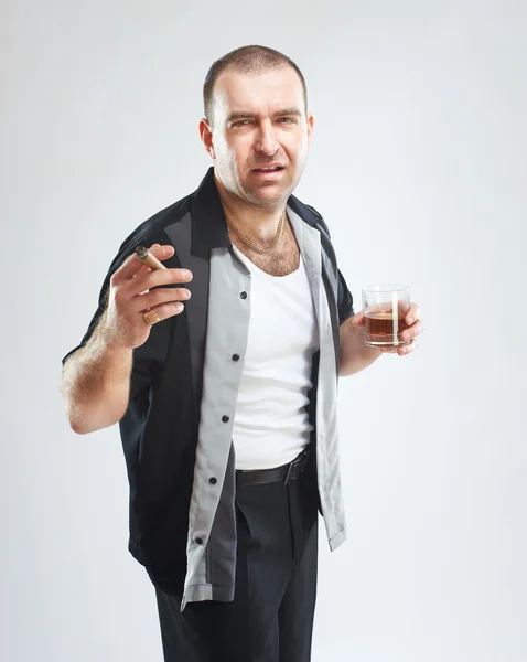 Portrét vážných tvrdý chlap s doutníkem a sklenka alkoholu — Stock fotografie