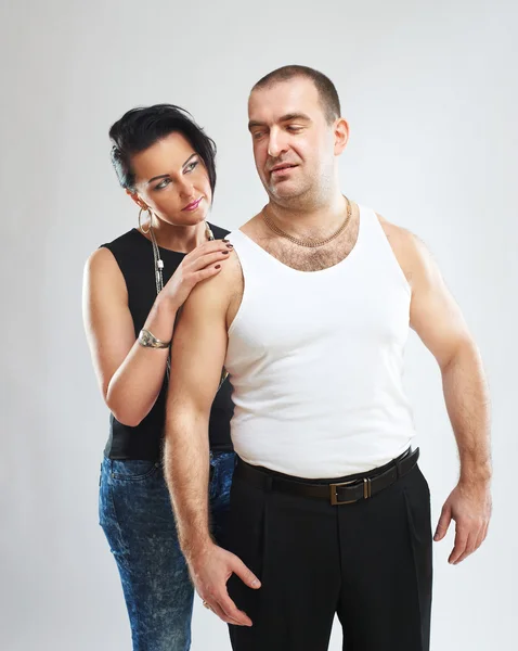 Portret van een gangster in witte tank boven met zijn vrouw — Stockfoto