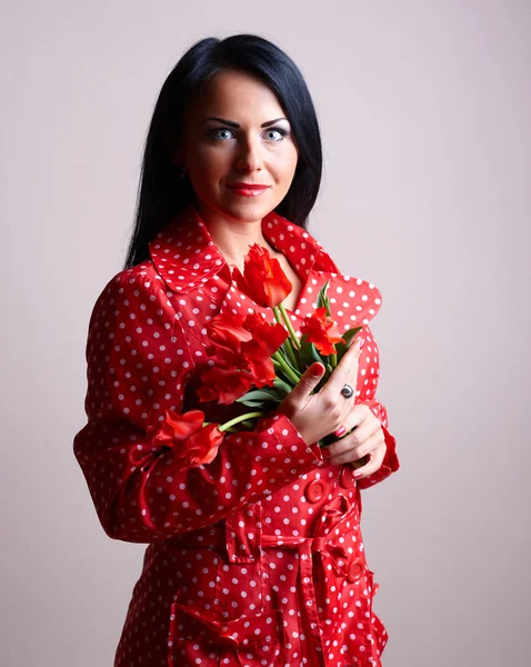 Porträtt av en kvinna med röda blommor — Stockfoto