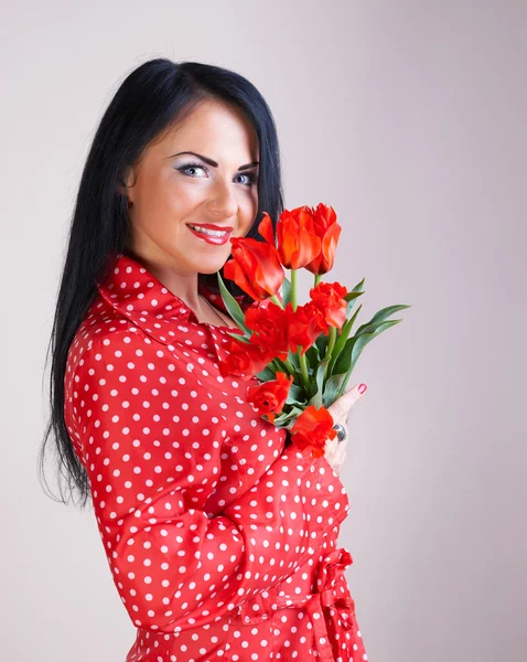 Porträt einer Frau mit roten Blumen — Stockfoto