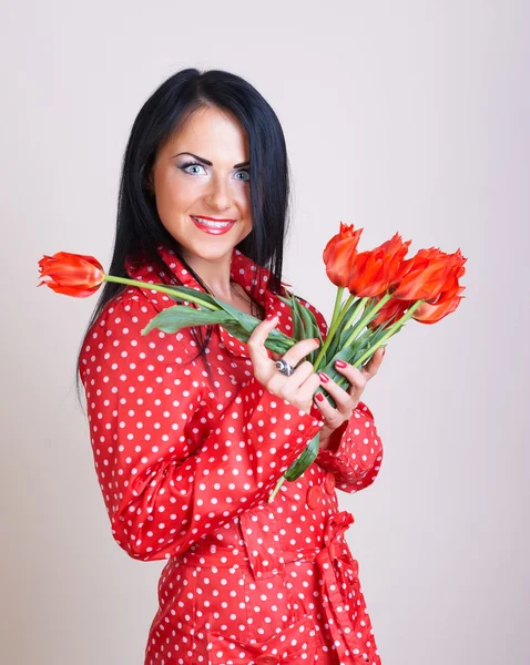 Portret kobiety z czerwonych kwiatów — Zdjęcie stockowe