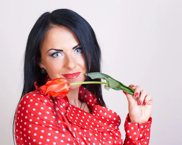 Fiatal nő, piros virágok — 스톡 사진