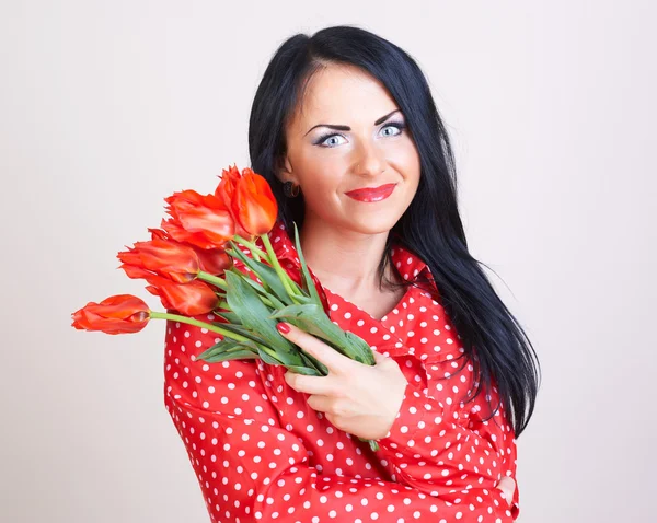 Egy piros virág nő portréja — Stock Fotó