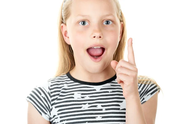 Förvånad liten flicka pekar med finger — Stockfoto