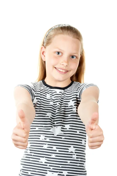 Удивлённая маленькая девочка, показывающая большие пальцы вверх — стоковое фото