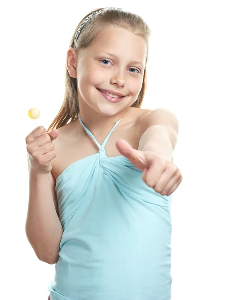 Alegre niña con piruleta mostrando los pulgares hacia arriba — Foto de Stock
