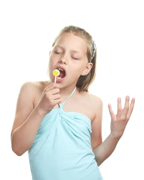 Glad liten flicka med lollipop sång — Stockfoto