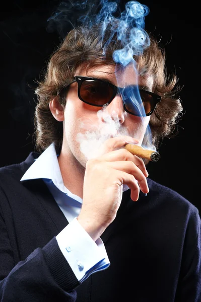 Närbild porträtt av en man med cigarr — Stockfoto