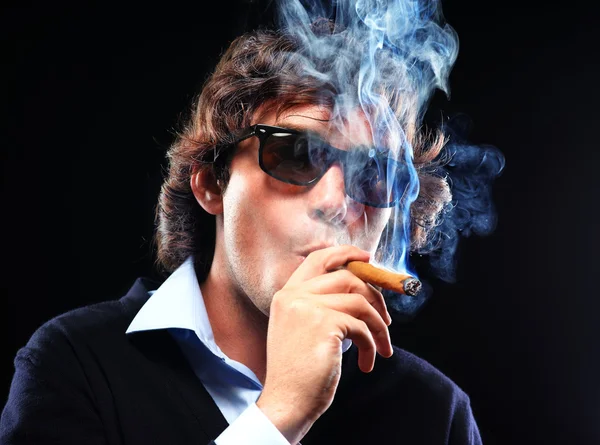 Retrato de cerca de un hombre con cigarro —  Fotos de Stock