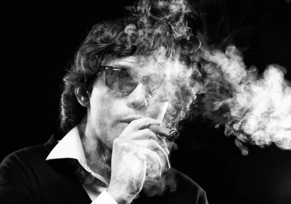 Portrait rapproché d'un homme avec cigare — Photo