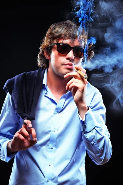 Retrato de un hombre con cigarro —  Fotos de Stock