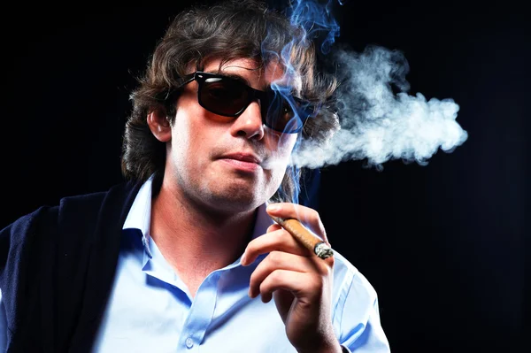 Närbild porträtt av en man med cigarr — Stockfoto