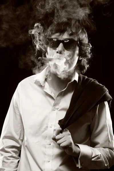 Porträtt av en man med cigarr — Stockfoto