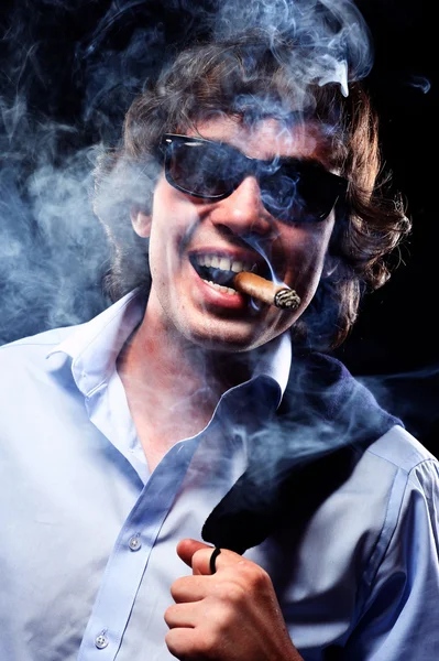 Retrato de close-up de um homem com charuto — Fotografia de Stock