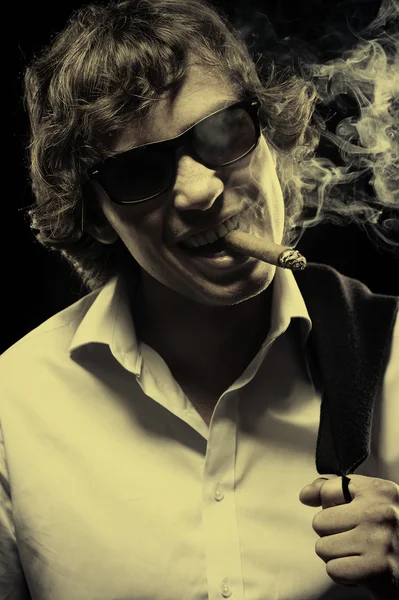 Portrait rapproché d'un homme avec cigare — Photo