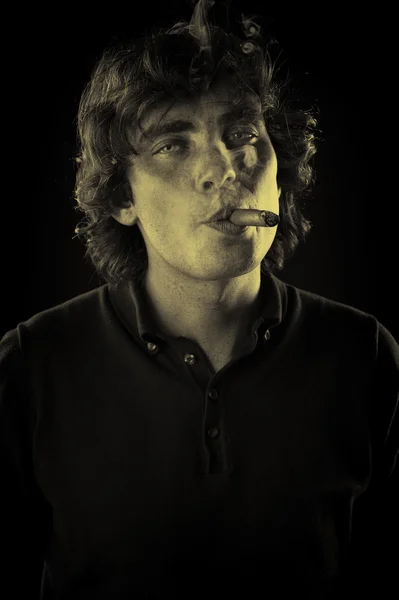 Nahaufnahme Porträt eines Mannes mit Zigarre — Stockfoto