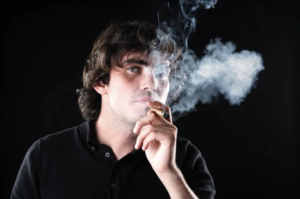 Primo piano ritratto di un uomo con sigaro — Foto Stock