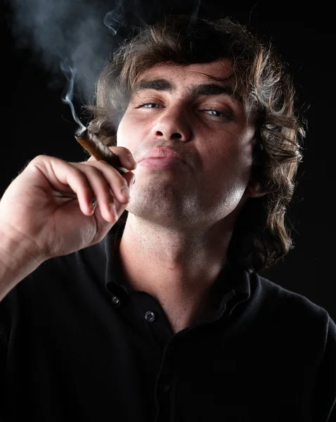 Крупним планом портрет чоловіка з сигарою — стокове фото